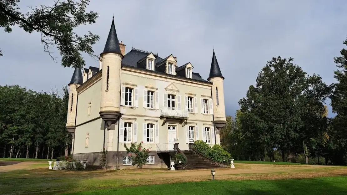 Time-honored Chateau for sale in Auvergne