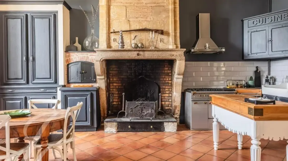 Chateau estate for sale in Bordeaux comprises of three main buildings