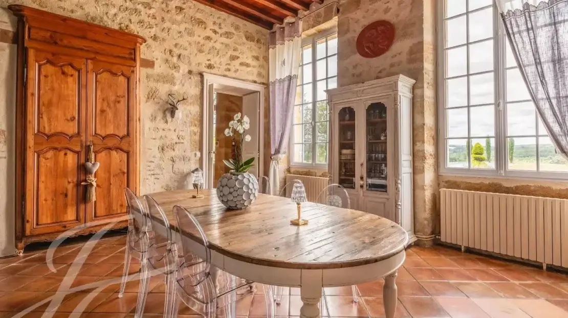 Chateau estate for sale in Bordeaux comprises of three main buildings